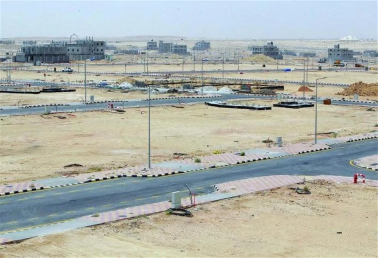 البيع في طريق وصلة دهشور: ارض مول بمساحة 2300 متر علي الطريق الرئيسي 