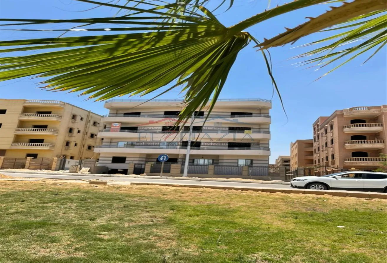 Rent in 1st Area: شقه 185م + 80م حديقة بجوار نادى جرين هلز وكارفور