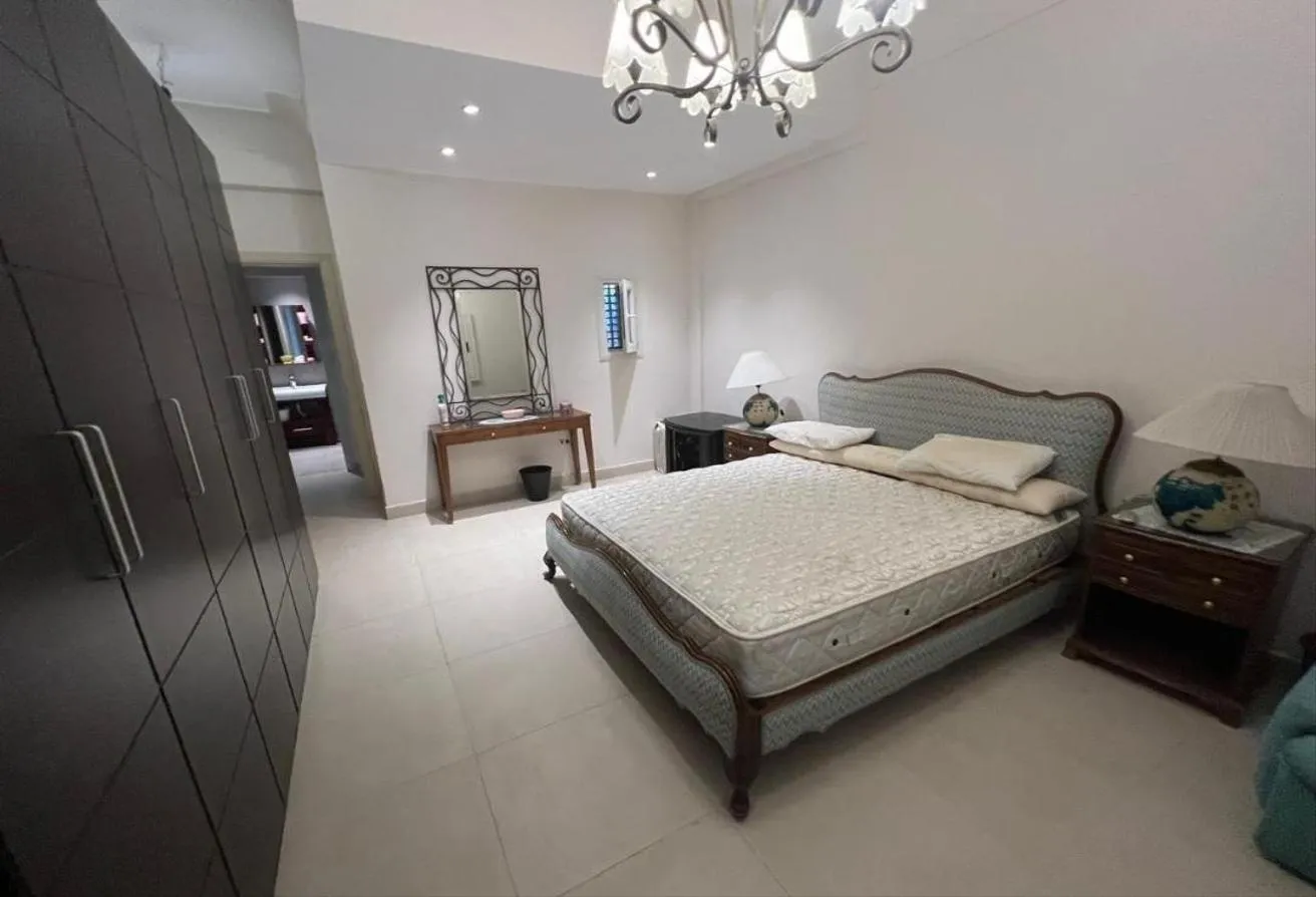Sale in Marina 5: قصر مميز للبيع مارينا 5 لسان الوزراء اول صف بحر