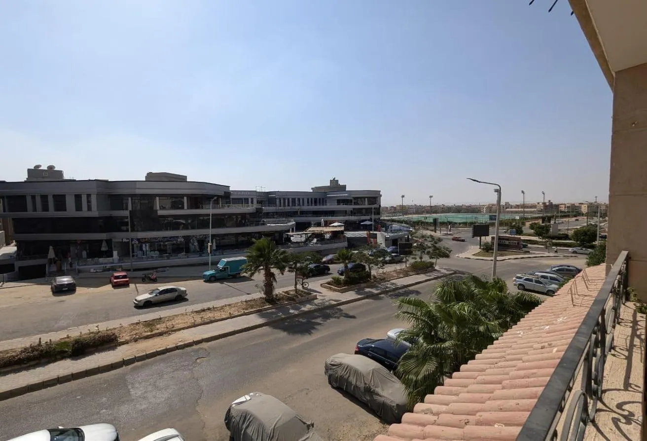 Sale in 1st Area: شقة الترا سوبر لوكس للبيع على طريق الحرية مباشرة