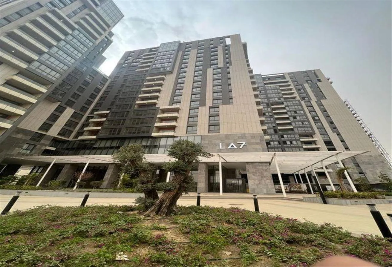 Sale in Aeon: Fully furnished apartment for sale in October