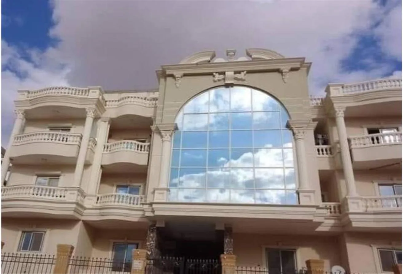 البيع في طريق الشروق: محل مميز للايجار مول سكاي بلازا الشروق ١ مساحته ٥٠ 