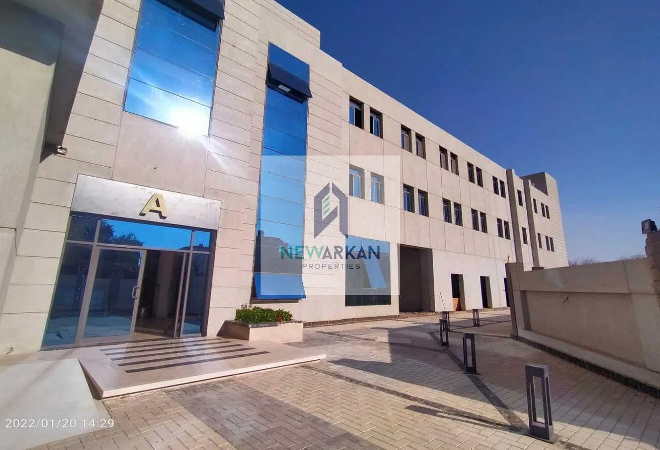 البيع في مول ويست بارك: عيادة للبيع متشطبة واستلام فورى، قرب مول العرب 