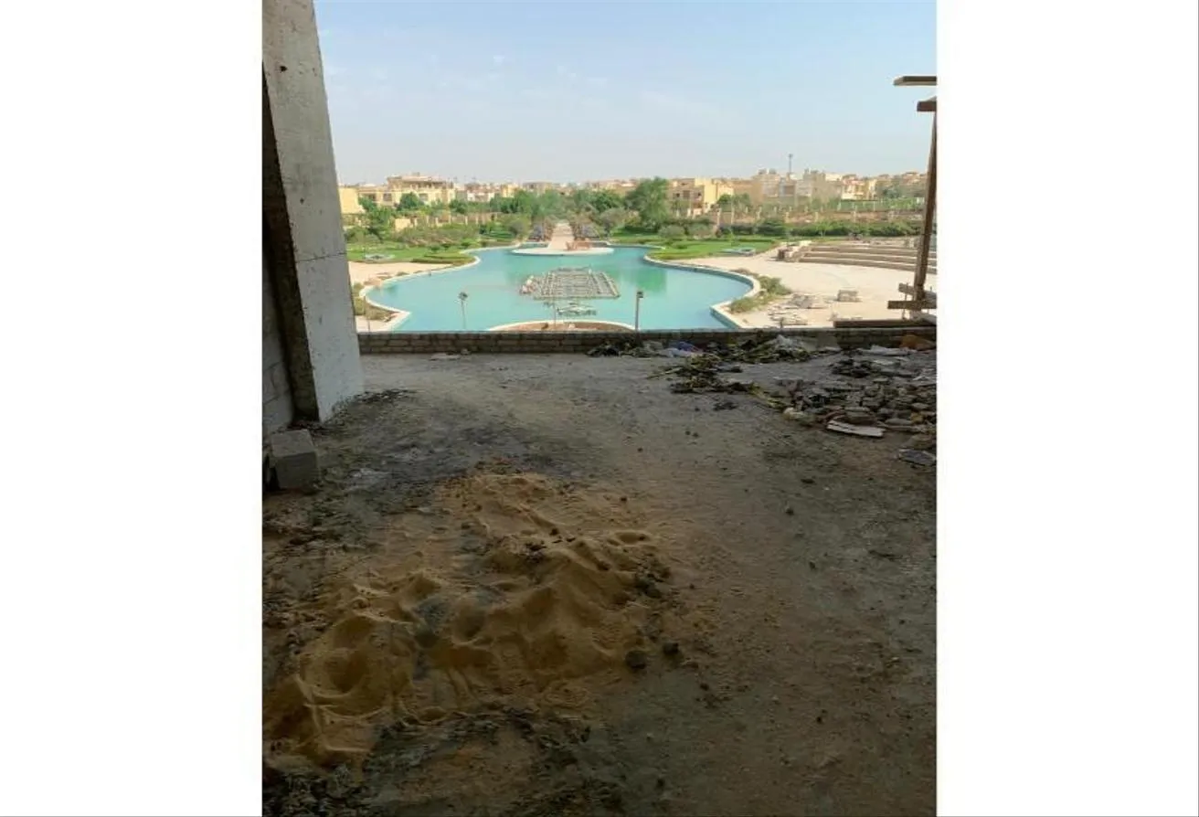Sale in Fountain Park: محل بيع مول سايد ووك المربع الذهبي يصلح مطعم كافي