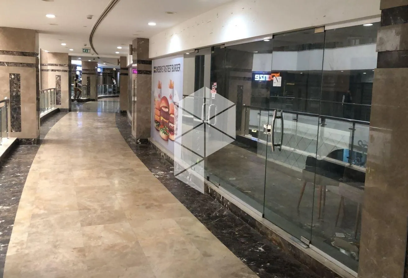 Rent in Midtown: A commercial store for rent on South 90 th 110 m