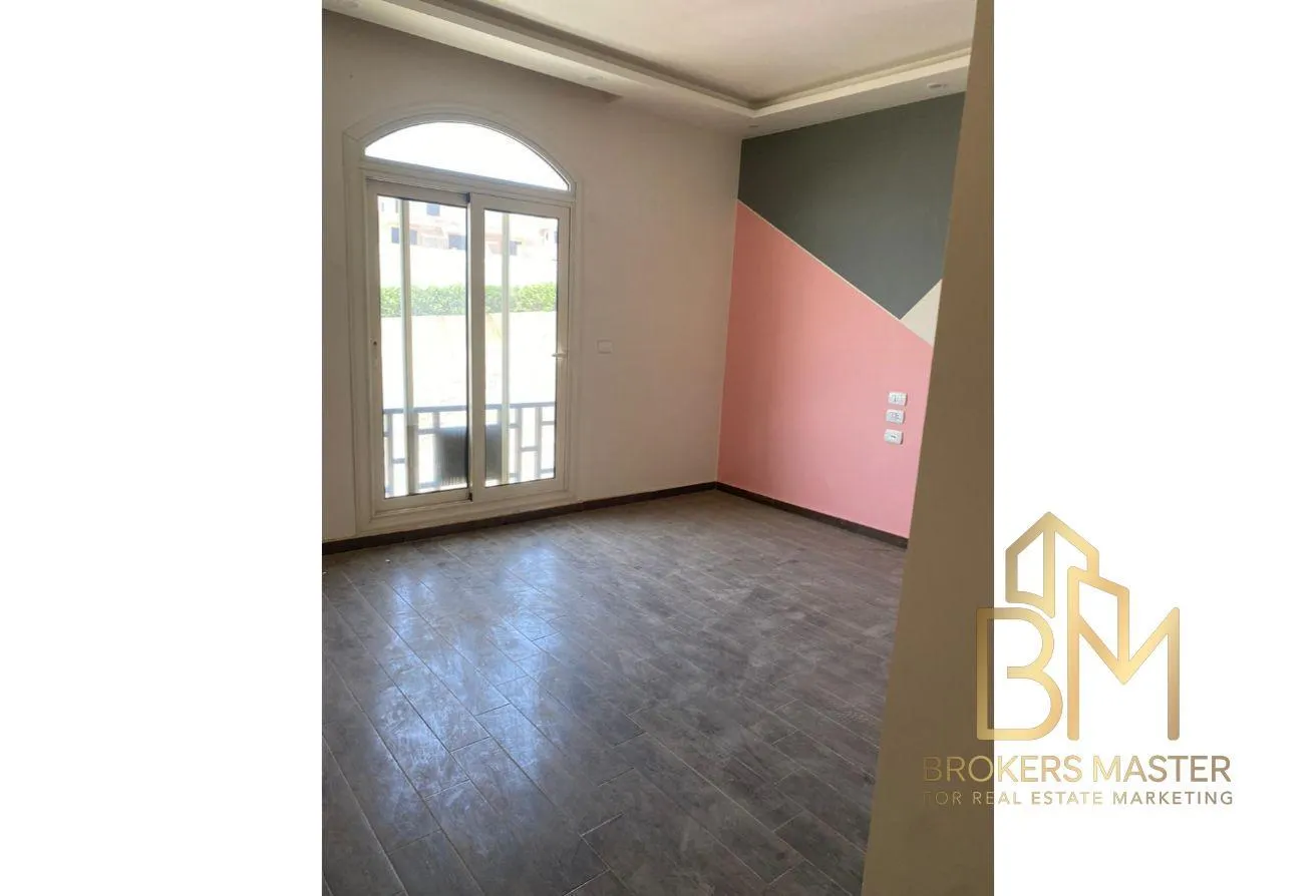 Sale in Pyramids Walk: للبيع فيلا بكمبوند بيراميدز ووك  - كود 1702