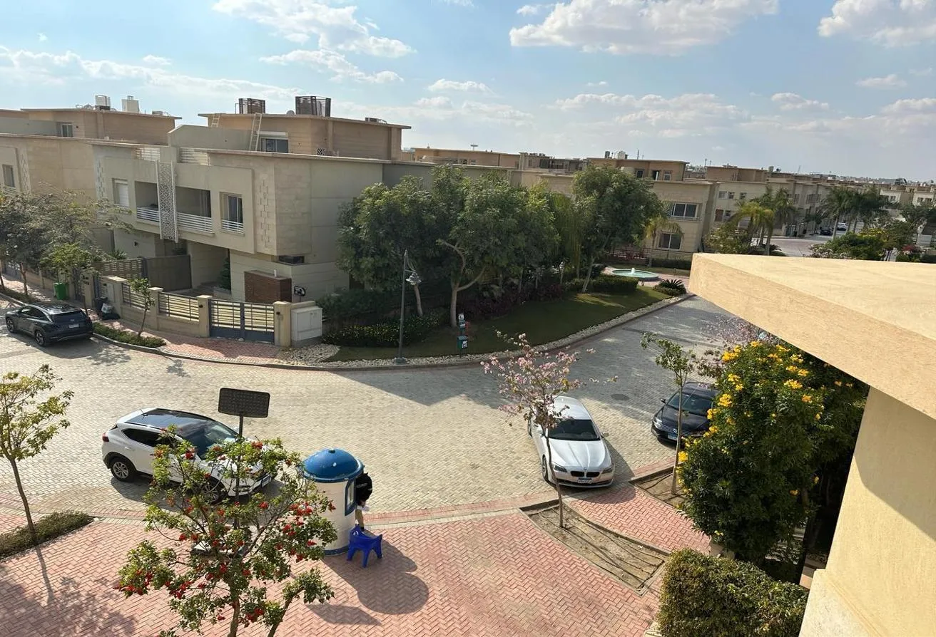 البيع في جدار: توين هاوس واسع في كمبوند بموقع متميز بالشيخ زايد 
