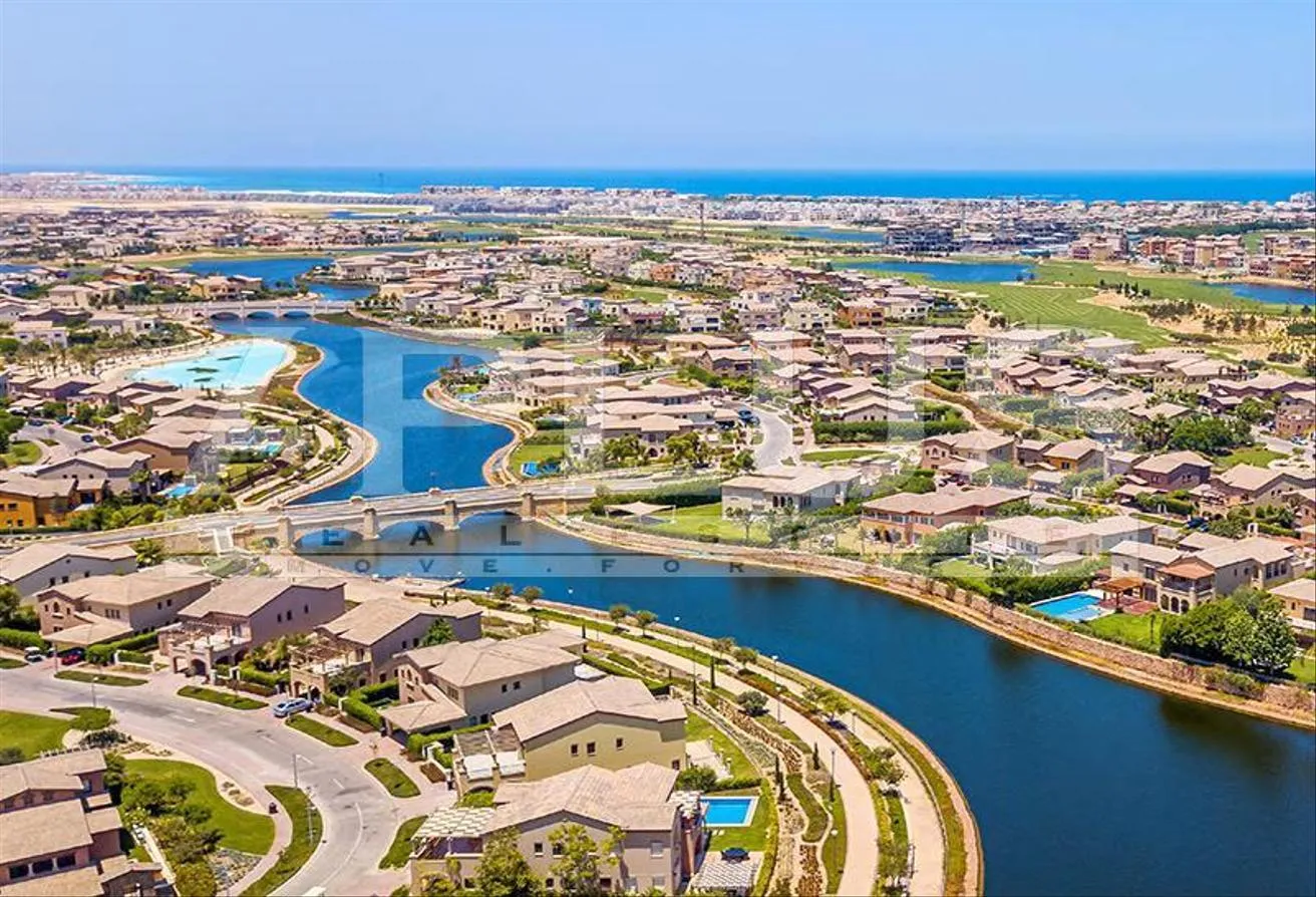 Sale in Marassi: Twinhouse 4 Bedrooms Direct on Lagoon in Marassi