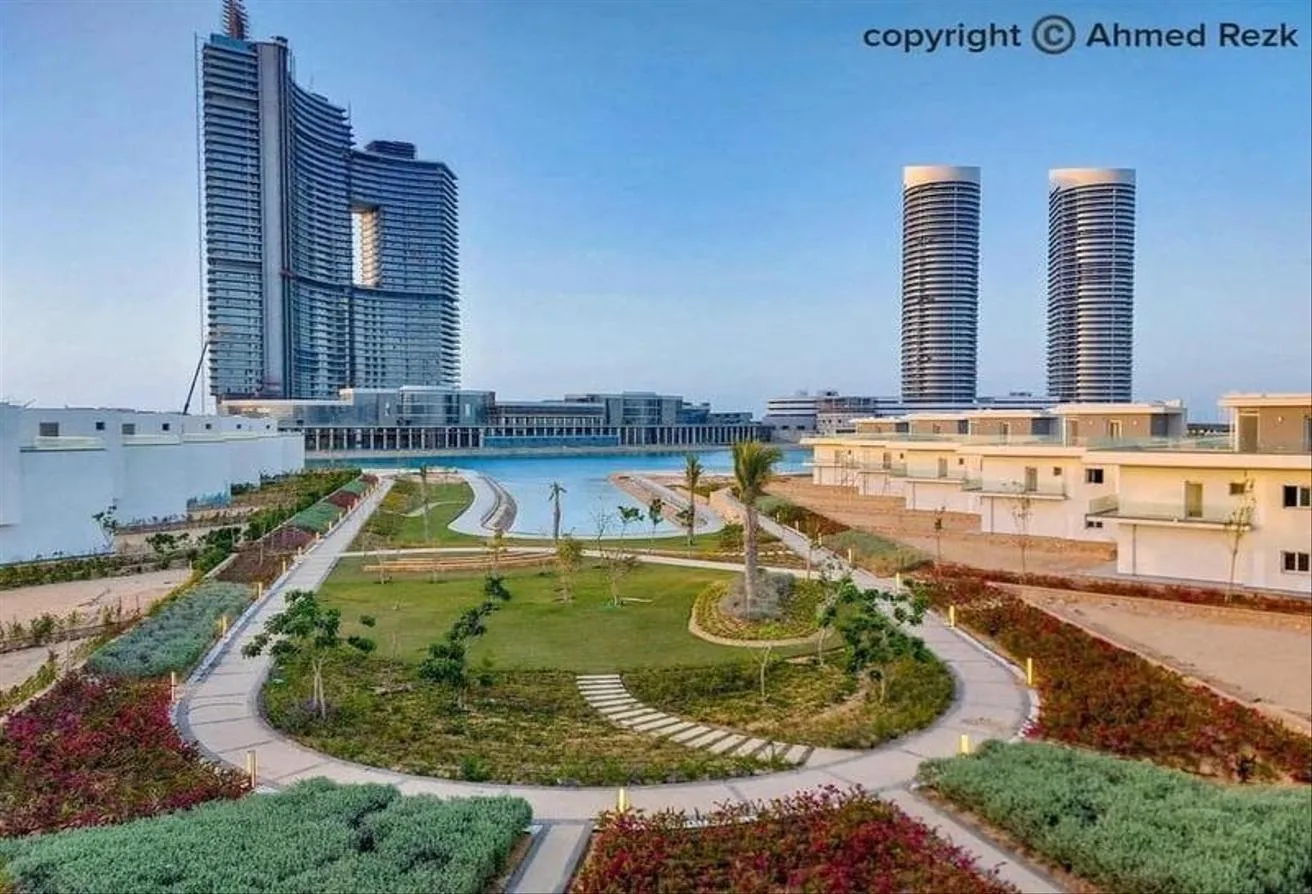 البيع في مازيرين: محل تجاري ارضي للبيع امام فندق ريكسوس في العلمين 