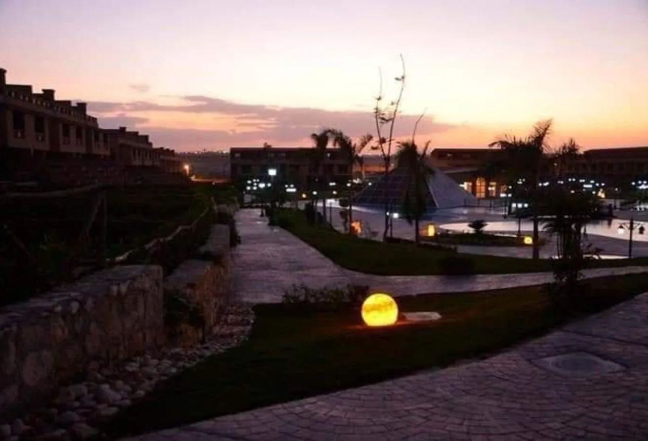 Sale in Pyramids Walk: تاون هاوس كورنر كمبوند بيراميدز ووك بجواربالم هيلز