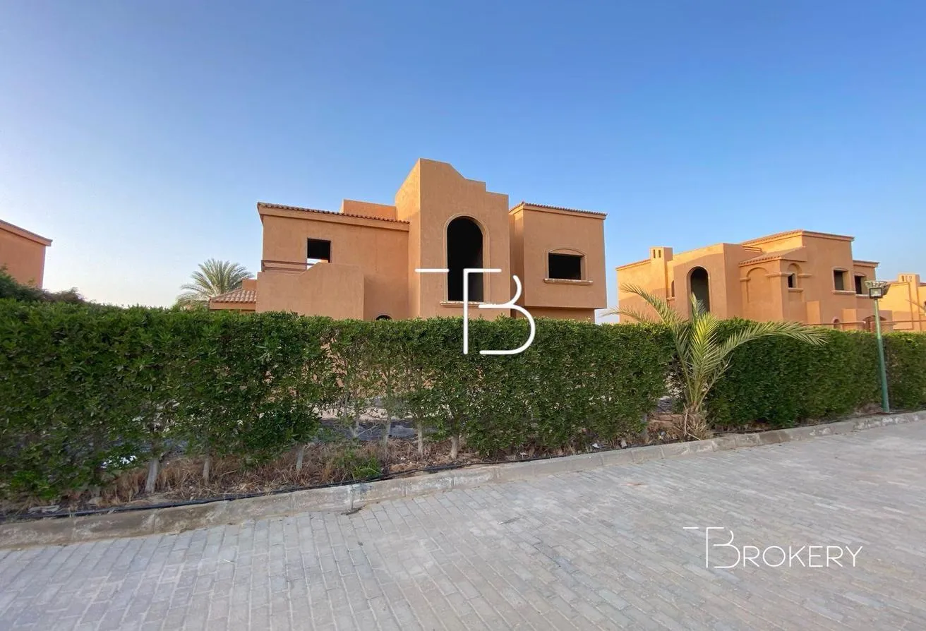 Sale in Wadi Al Nakhil: Wadi ElNakhil villa phase 5land 1000 semi finished