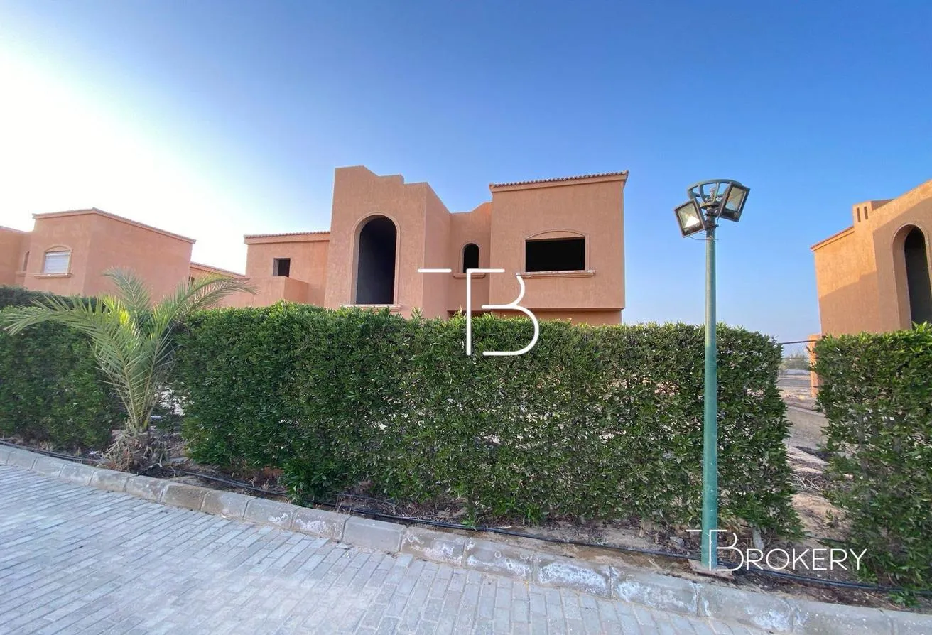 Sale in Wadi Al Nakhil: Luxury Finished Villa with Huge Land in Phase 5