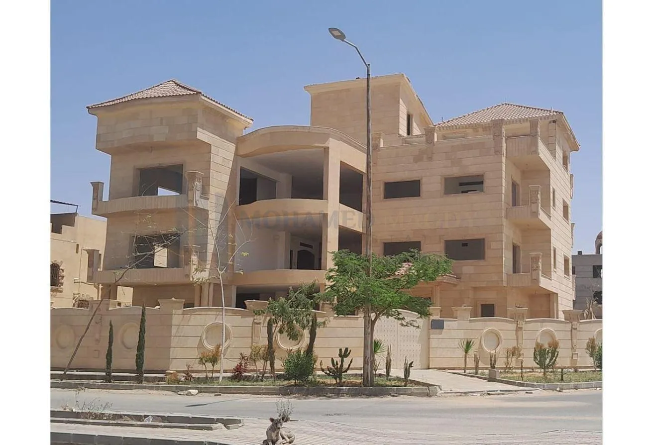 Sale in West Somid Road: فيلا 740م + حديقة 900م ناصية بحري بغرب سوميد