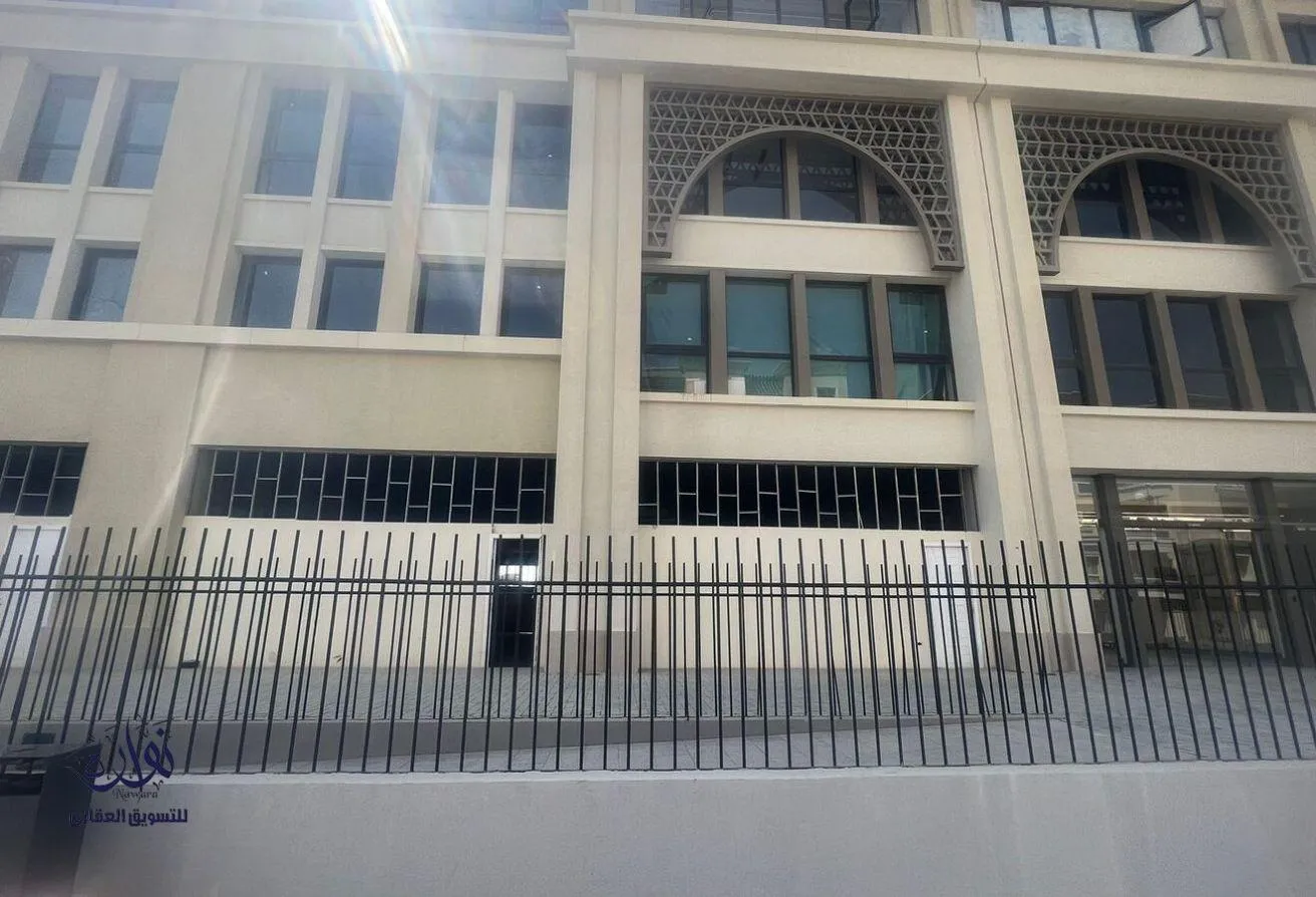 Rent in 5th Settlement Compounds: محل للايجار 271م في كمبوند ميفيدا بوليفارد