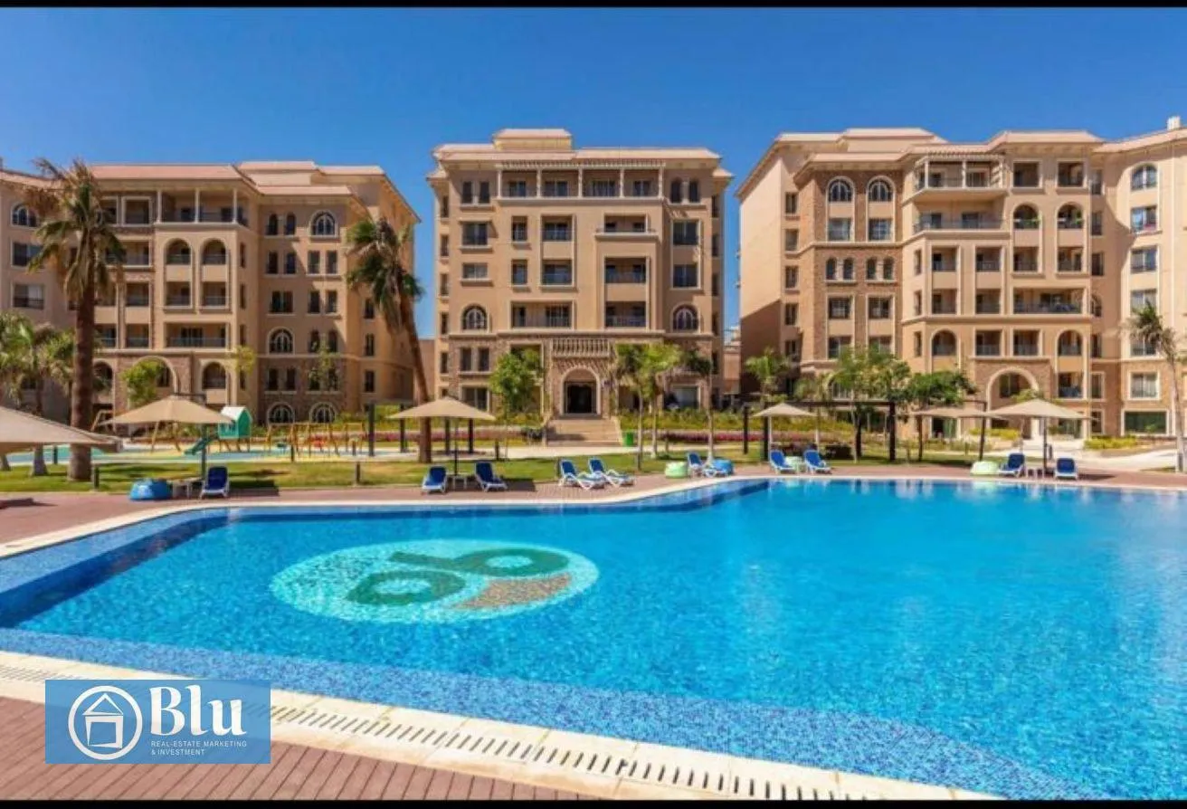 Rent in 90 Avenue: view of the swimming pool modern furniture