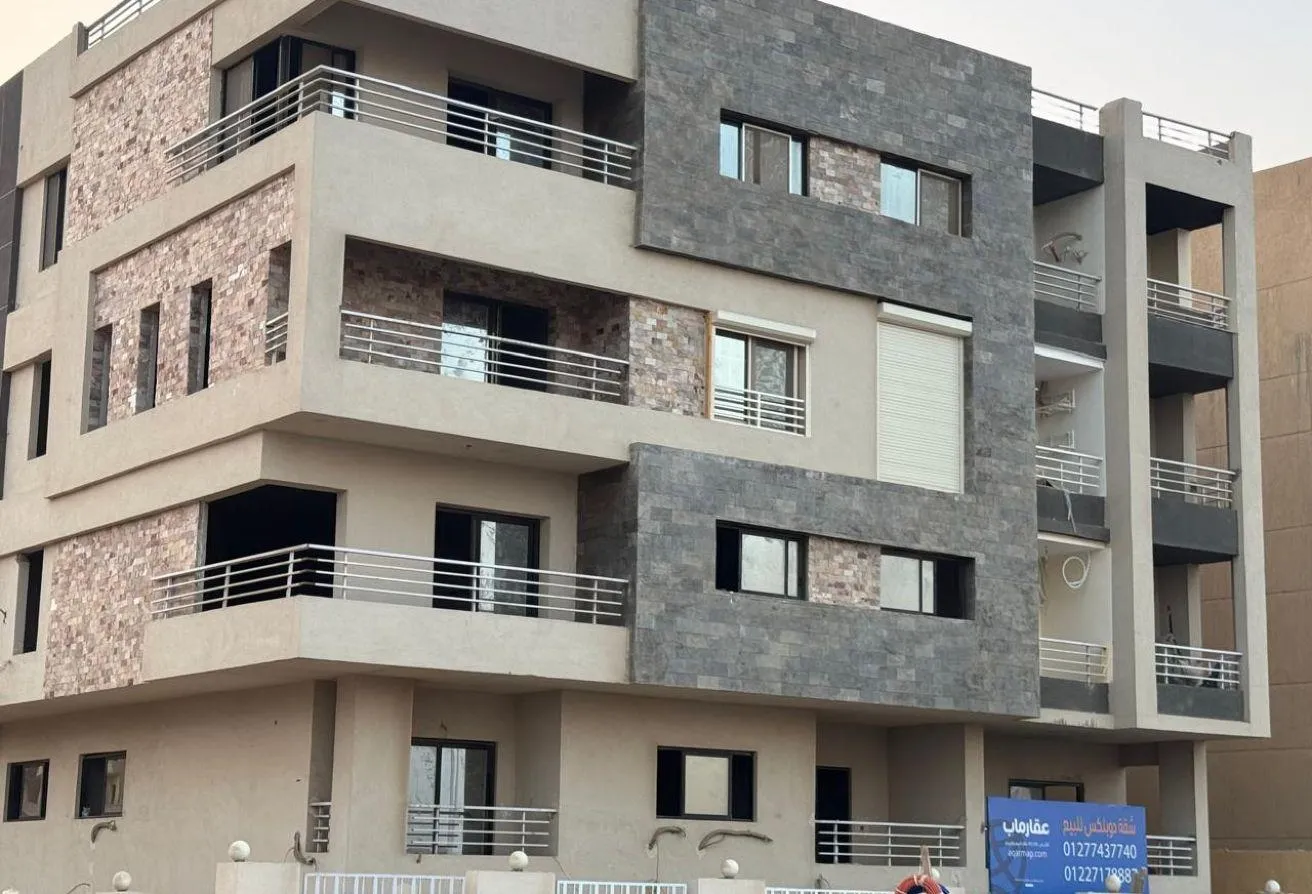 Sale in Al Andalus El Gedida: شقة للبيع 210م+60م في الاندلس علي شارع التسعين 