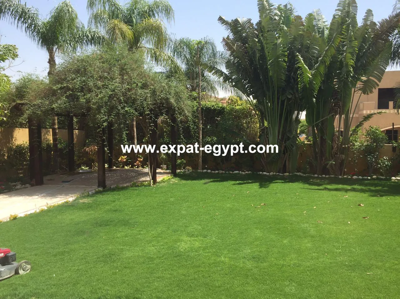 فبلا  للايجار  فى مينا جاردن بمدينة اكتوبر , الجيزة , مصر .