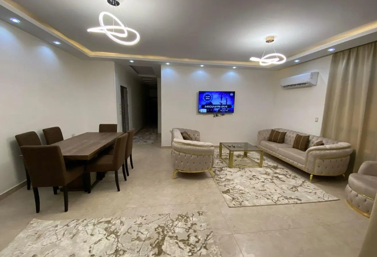 Sale in South Investors Area: عمارة للبيع باسكان الجامعة الامريكية