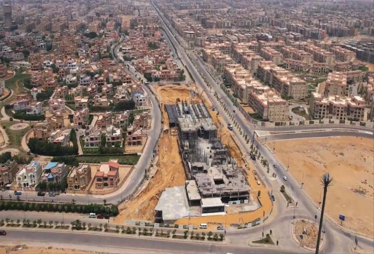 Sale in 3 Sides Mall: shop 130m for sale fully finished front madinaty