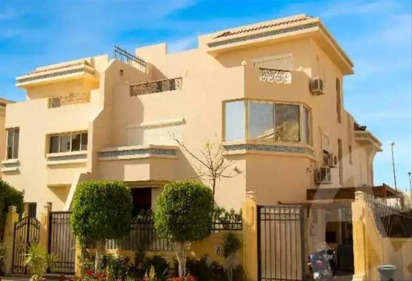 Sale in 5th Settlement Compounds: توين هاوس كورنر في كمبوند جولدن هايتس