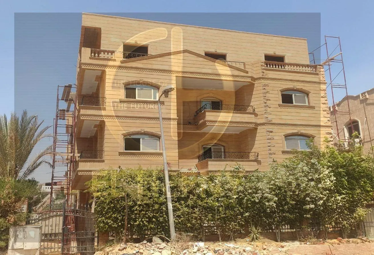 Sale in Fatma Al Sharbatly Mosque: Apartment with a large area, first district