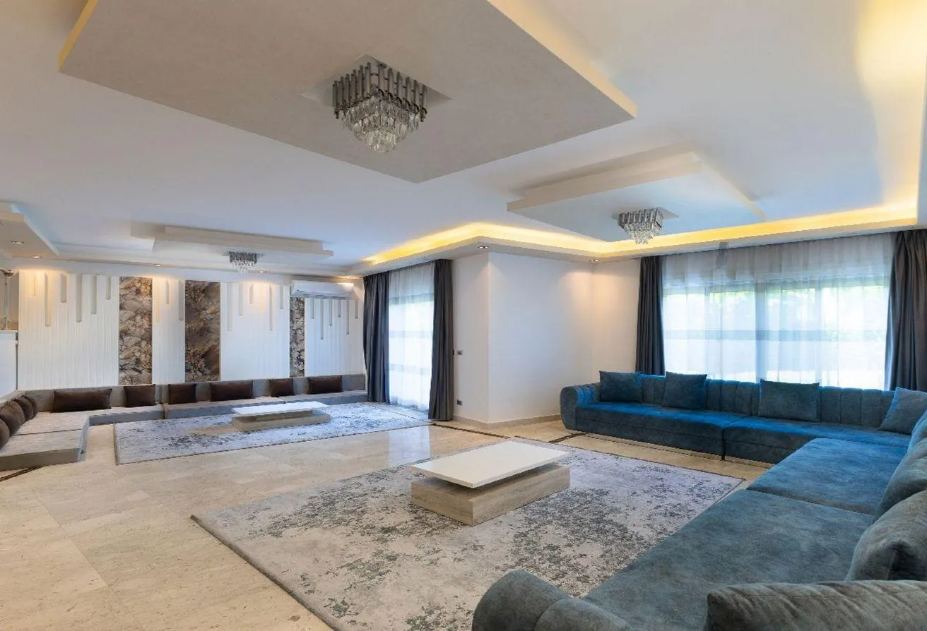 Rent in Beverly Hills Road: Beverly Hills, Villa for Rent in Sheikh Zayed .
