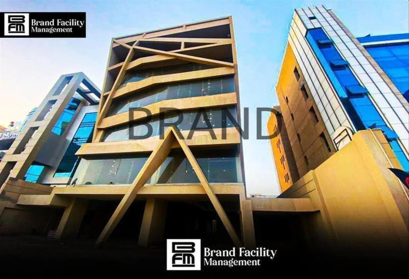 Rent in Downtown: Full mall facade 90th st G+3 3000m Golden location