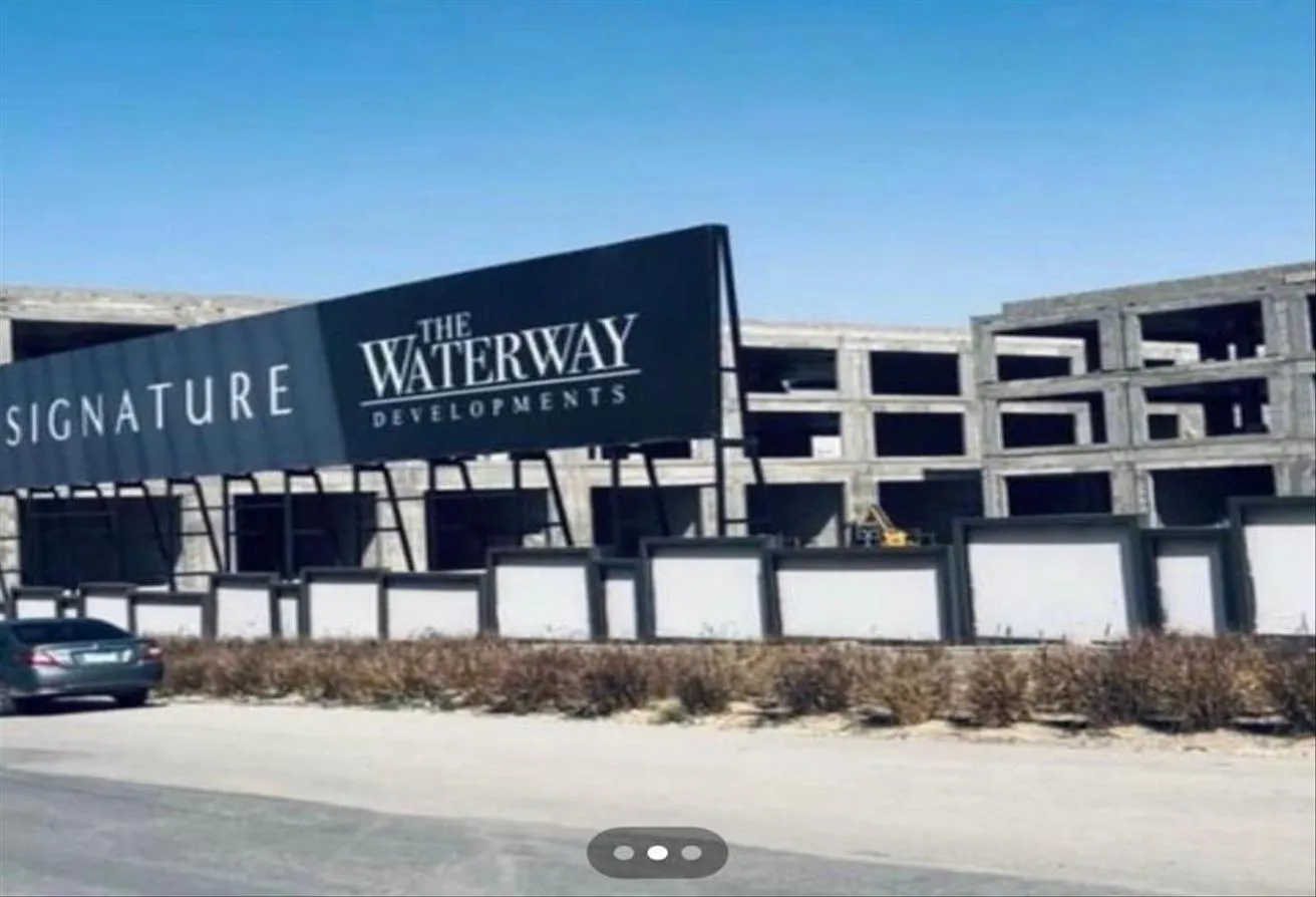 Sale in W Signature By Waterway: Shop on the facade for sale in Waterway