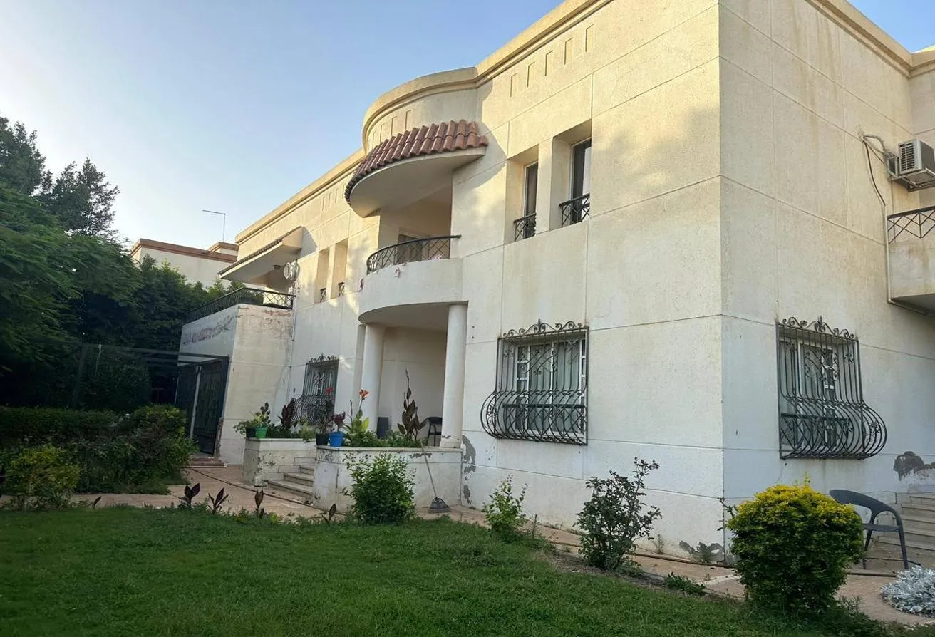 Sale in Rehab City First Phase: فيلا مستقله بجوار الخدمات ارض 665 مباني 375 بسعر