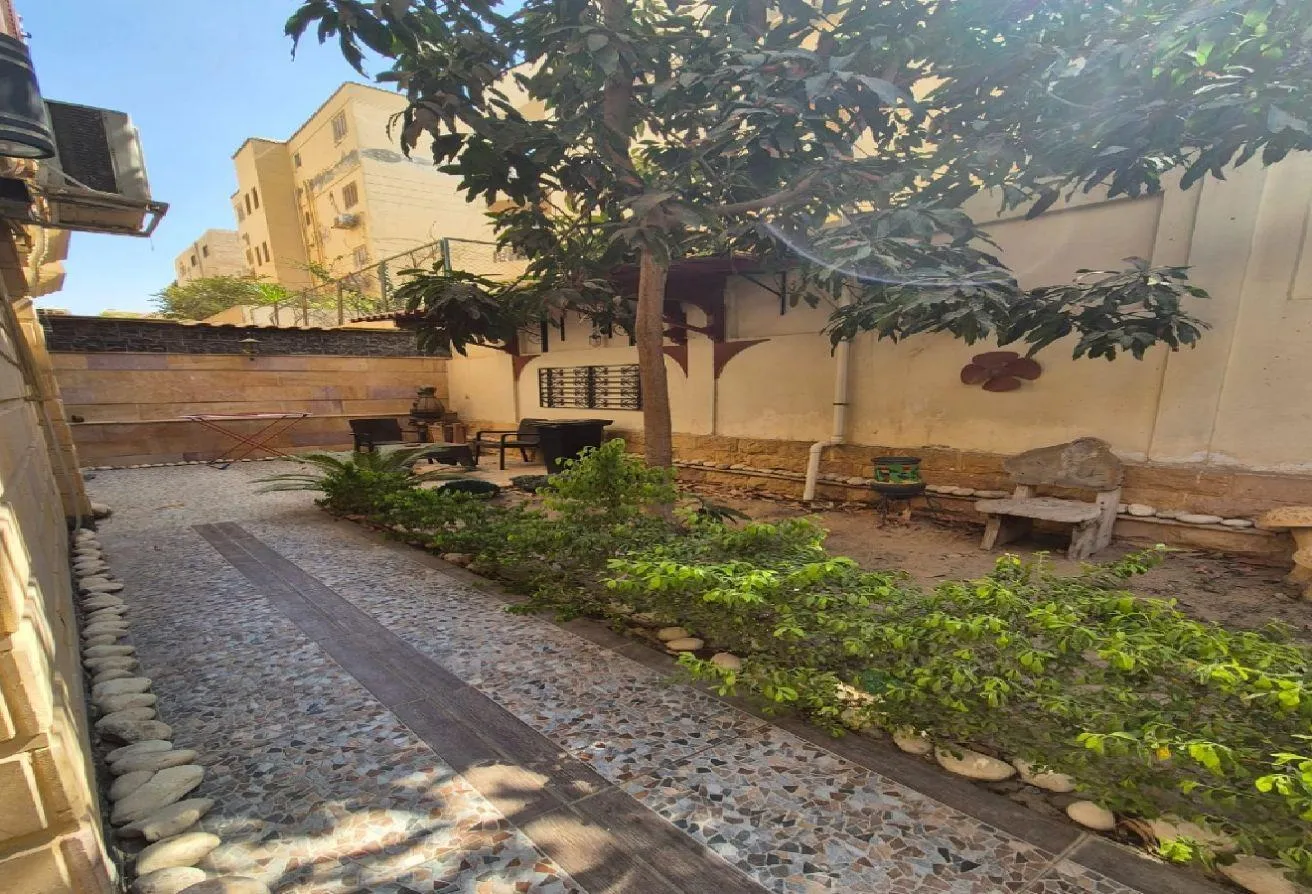 Rent in District 1: ستوديو بجاردن الحى الأول تجمع ٥