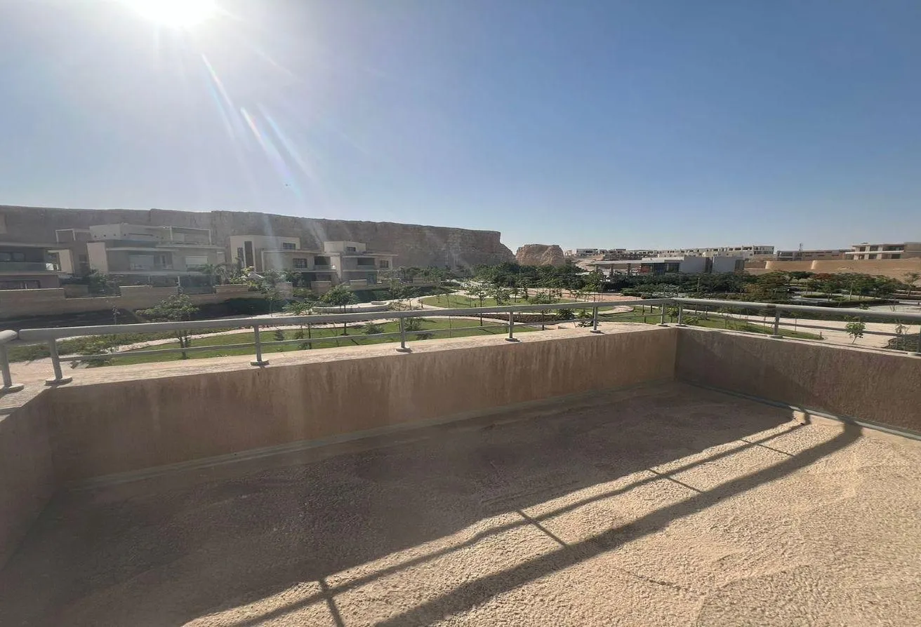 البيع في بيراميدز هايتس: ع ناصية فيلا بكمبوند بيراميدز هايتس بجوار نيو جيزة 