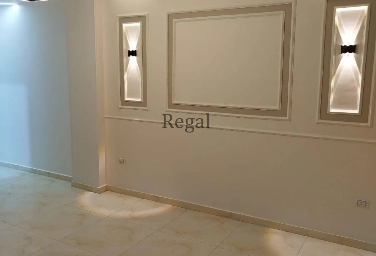 Sale in Al Mehwar Al Markazi: شقه بتقسيمه مميزه وموقع مميز باكتوبر
