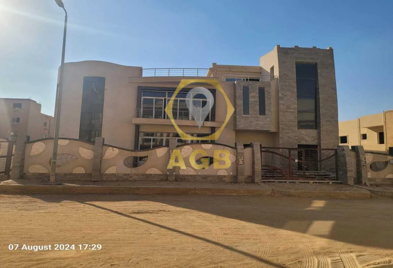 Sale in 5th Settlement Compounds: Luxury 1450m villa for sale, New Cairo.