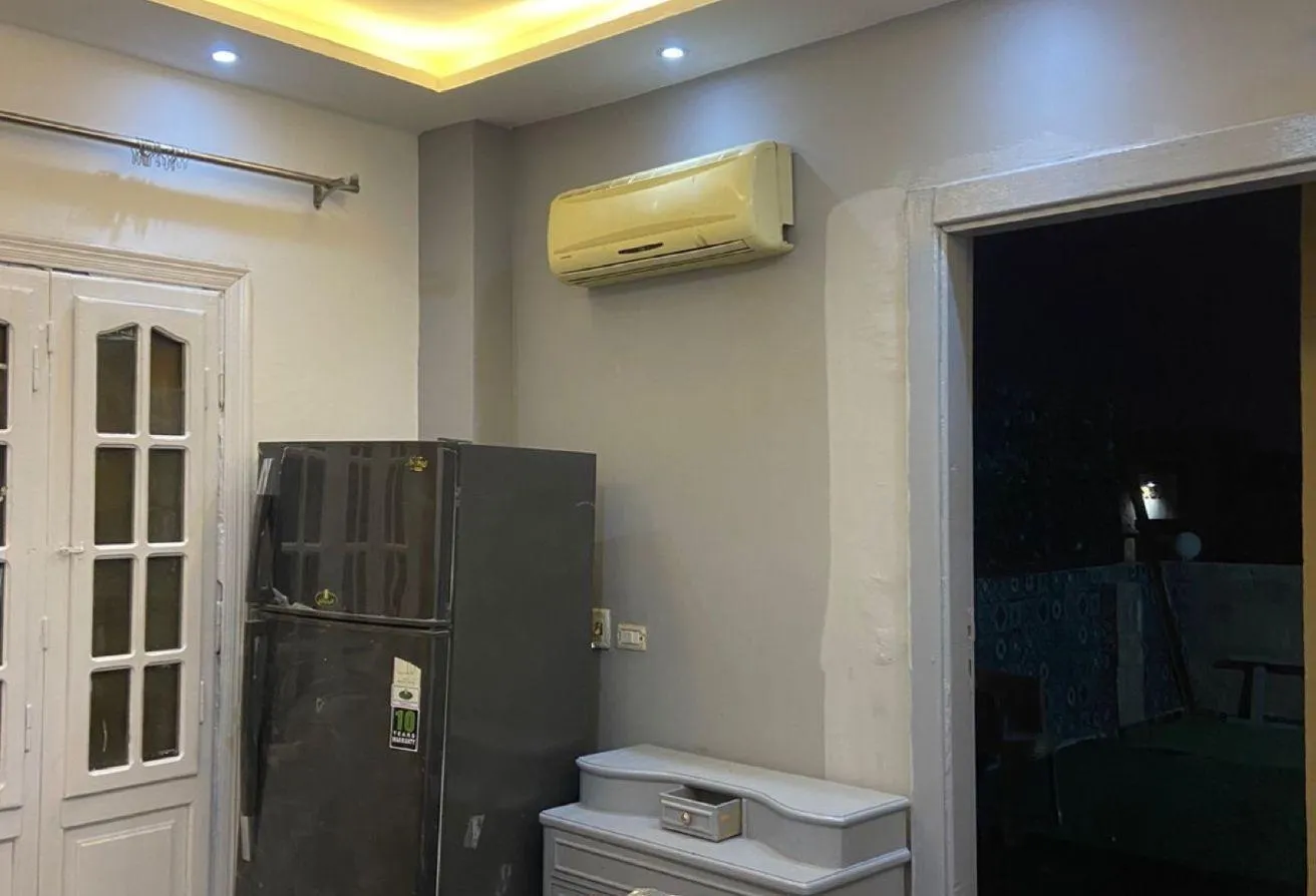 Sale in Fatma Al Sharbatly Mosque: Roof for sale in the Third District ready to move