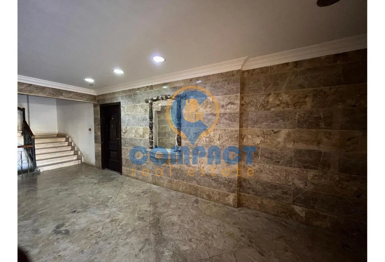Sale in 8th District: Building for sale on a main street, private garage