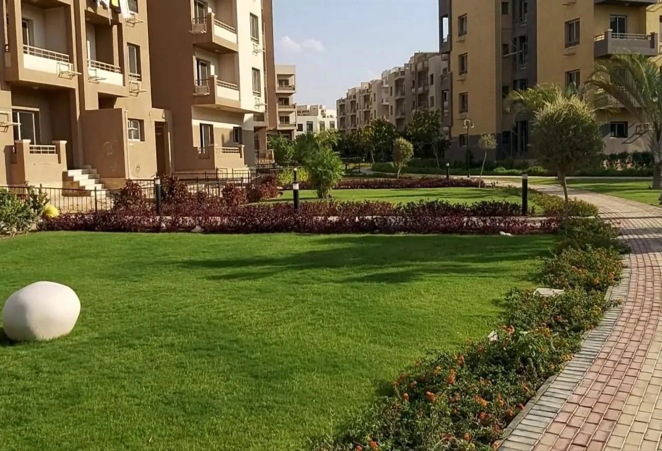Rent in Ishraqa: رووف للايجار بكمبوند اشراقة بالقرب من مول العرب