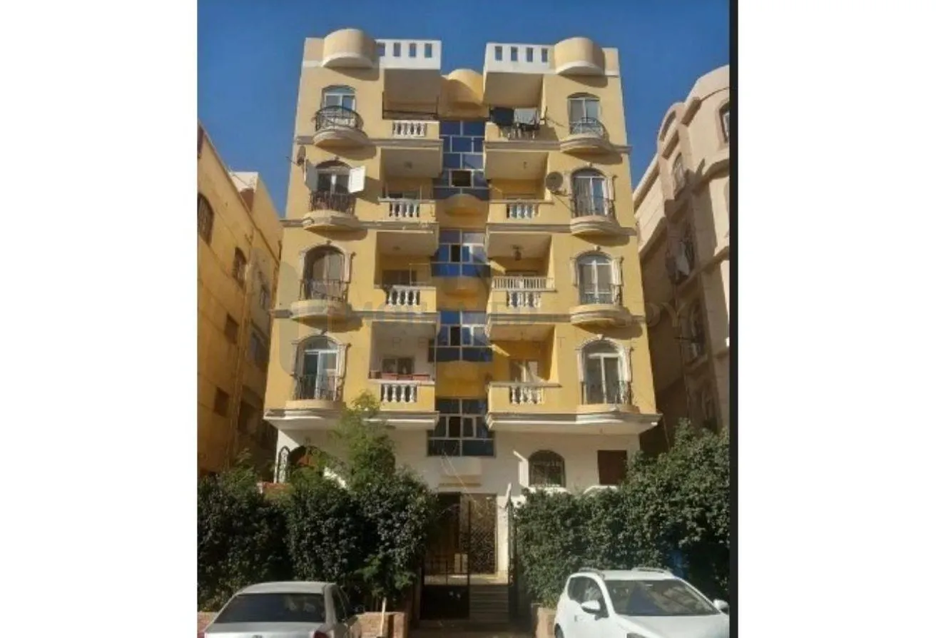 Sale in Al Mehwar Al Markazi: شقة للبيع فى الحى الأول الشارع أمام مستشفى الصفوة