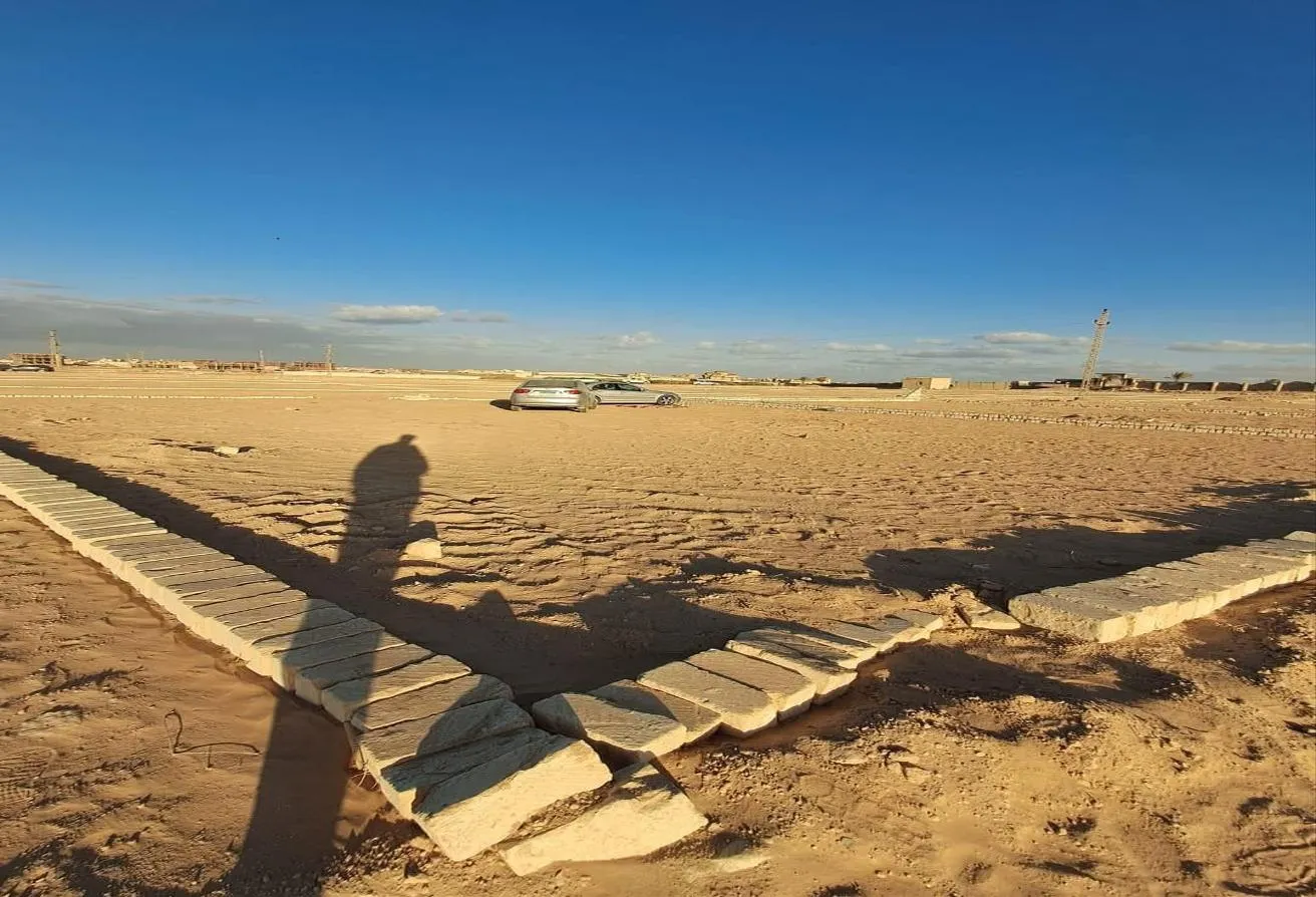 البيع في راس الحكمة: أرض للبيع في راس الحكمة. إلحق بسرعة 01000556775 