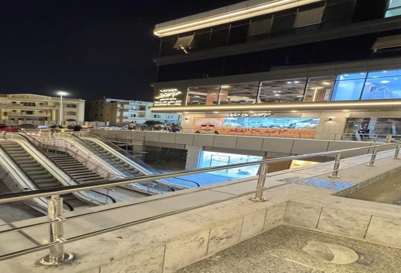 Sale in El Banafseg Apartment Buildings: Commercial shop for immediate receipt in the Banfs