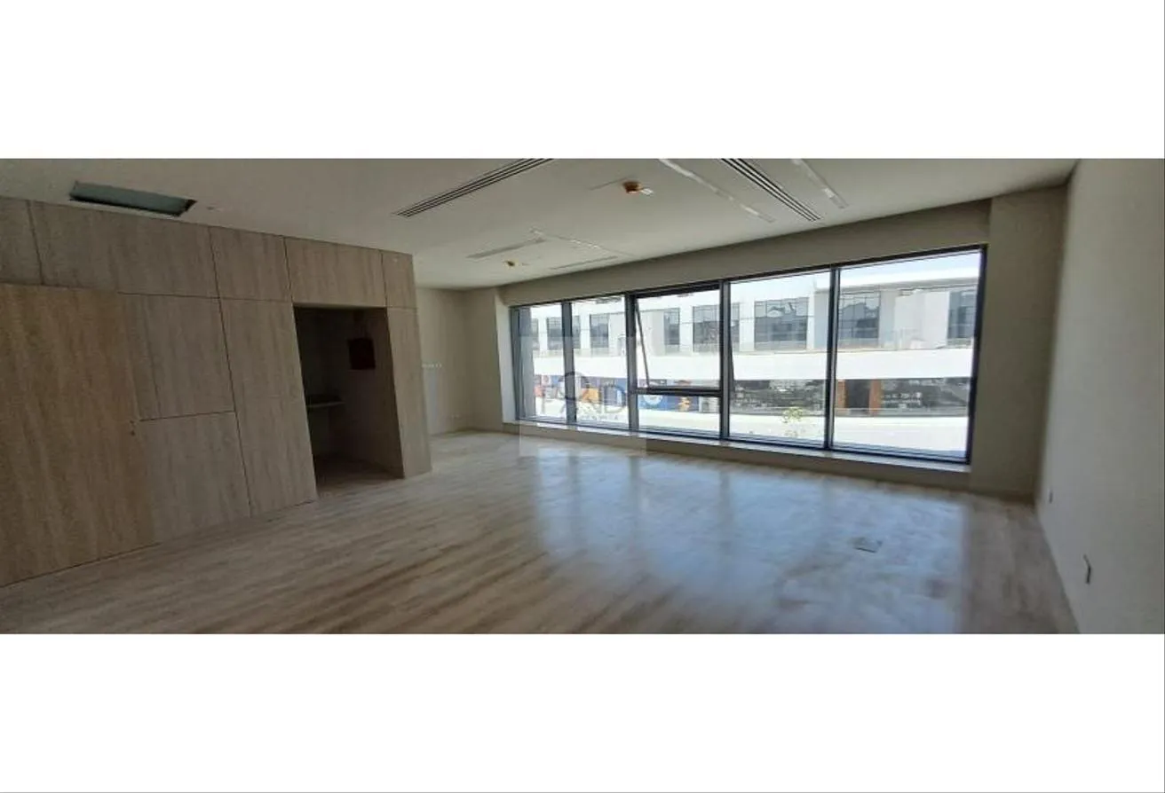 Rent in The Venue Mall: finished office 75meters on the main plaza with AC