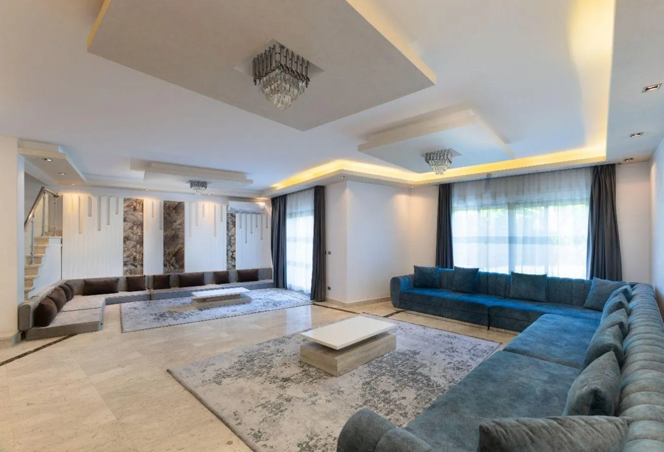 Rent in Beverly Hills Road: فيلا للايجار مفروشه كمبوند بيل اير بيفرلي هيلز