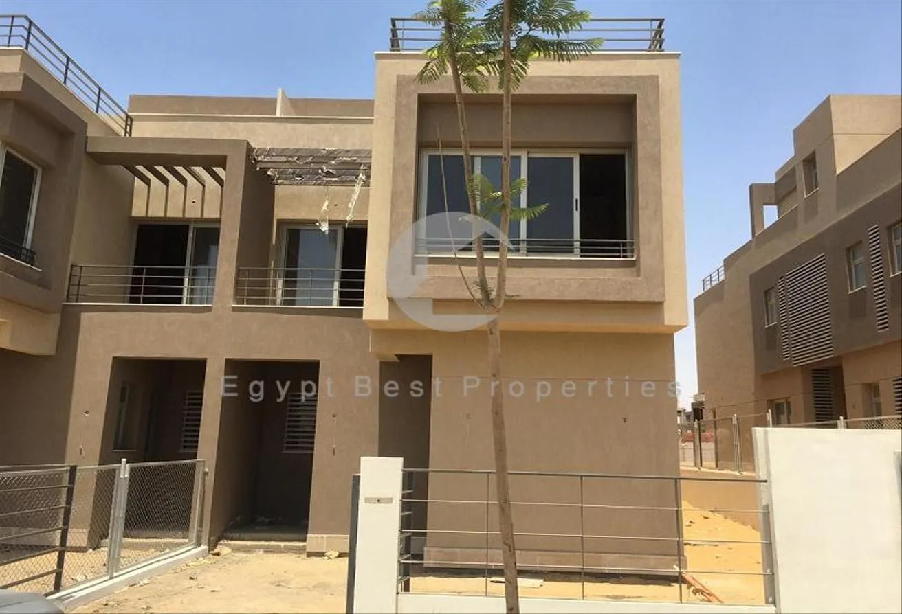 البيع في مركز القاهرة الجديدة: دور بالكامل اداري للبيع امام كمبوند سوديك عالتسعين 
