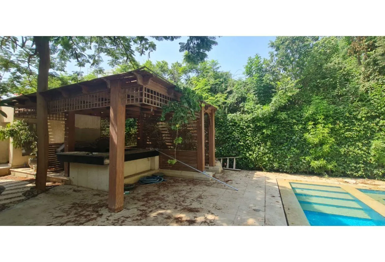 Sale in Allegria: Golf corner view with garden and pool &amp; jacuzzi