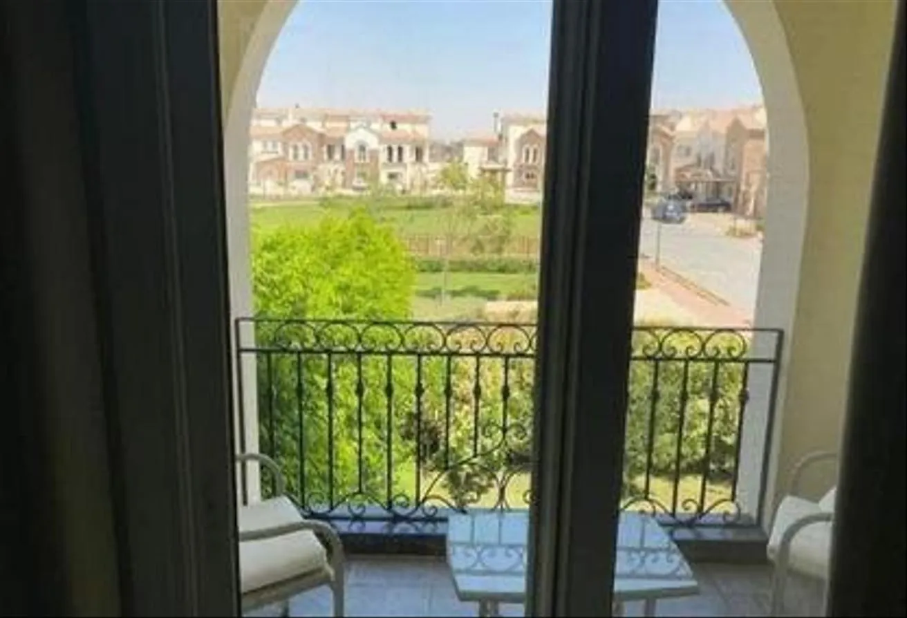 البيع في الباتيو 5 ايست: اخر فيلا للبيع بالسعر القديم فورى جاهزة عالمعاينة 