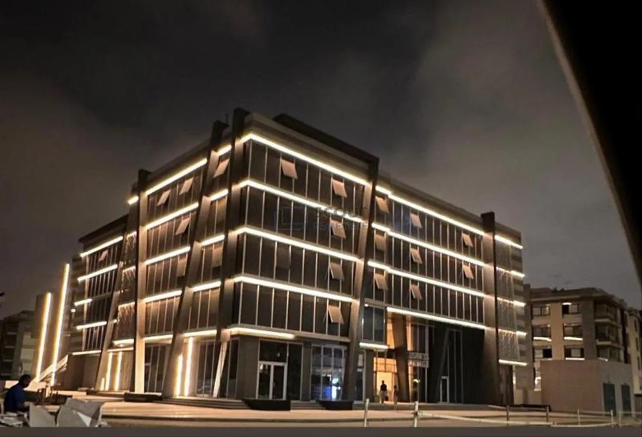 Sale in Azad: Office for sale at Azad business lounge 227SQm
