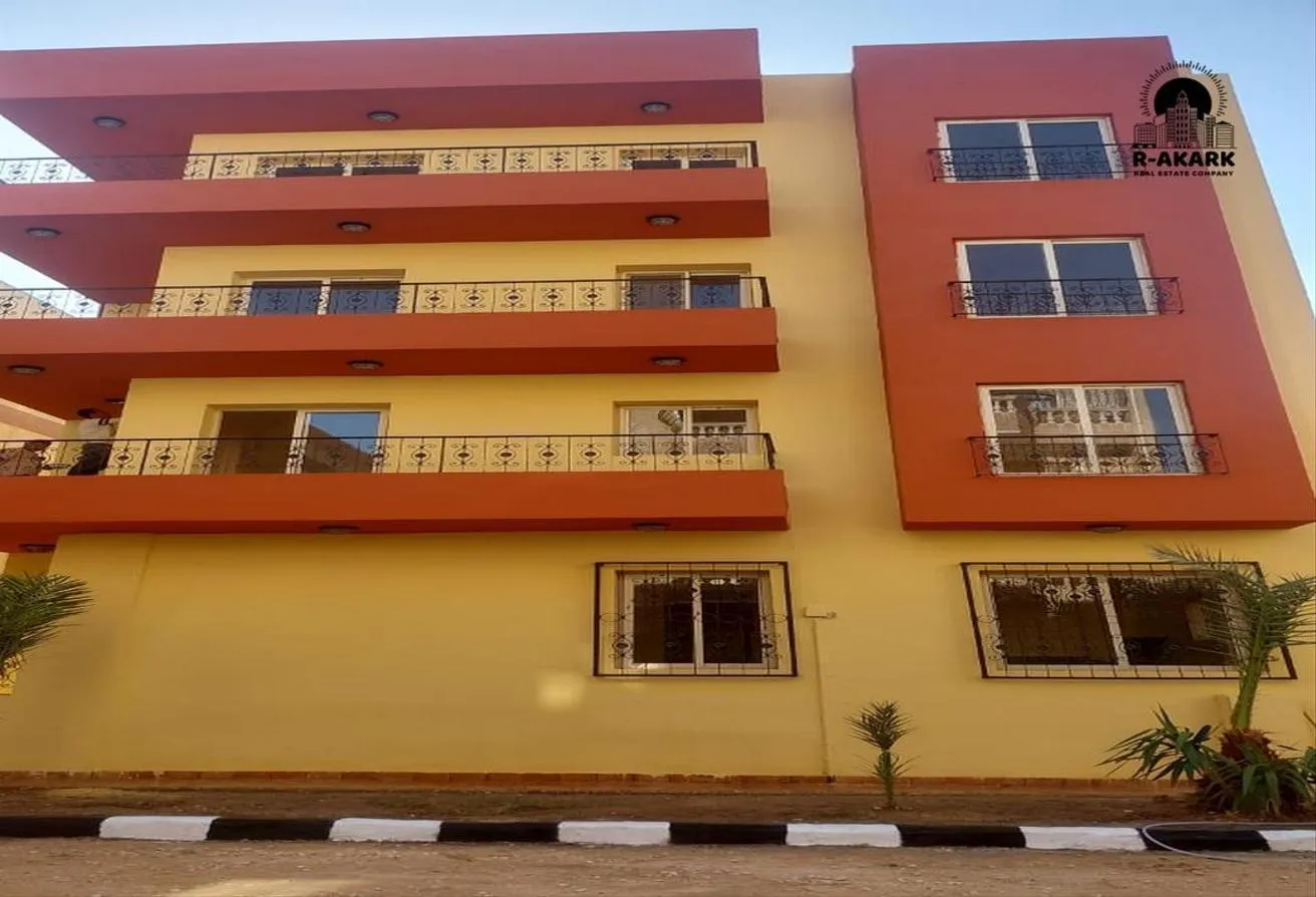 Sale in Al Motamayez District: عمارة للبيع في 6 اكتوبر بالقرب من مسجد الحصري