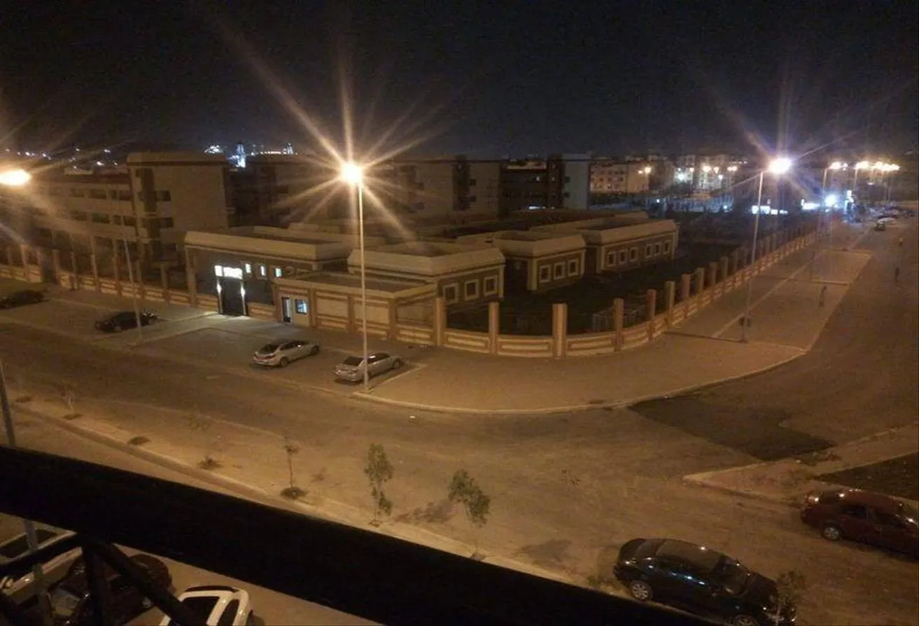 البيع في لازورد: للبيع شقه 147م فيو مفتوح امام مدرسة النيل الدوليه 