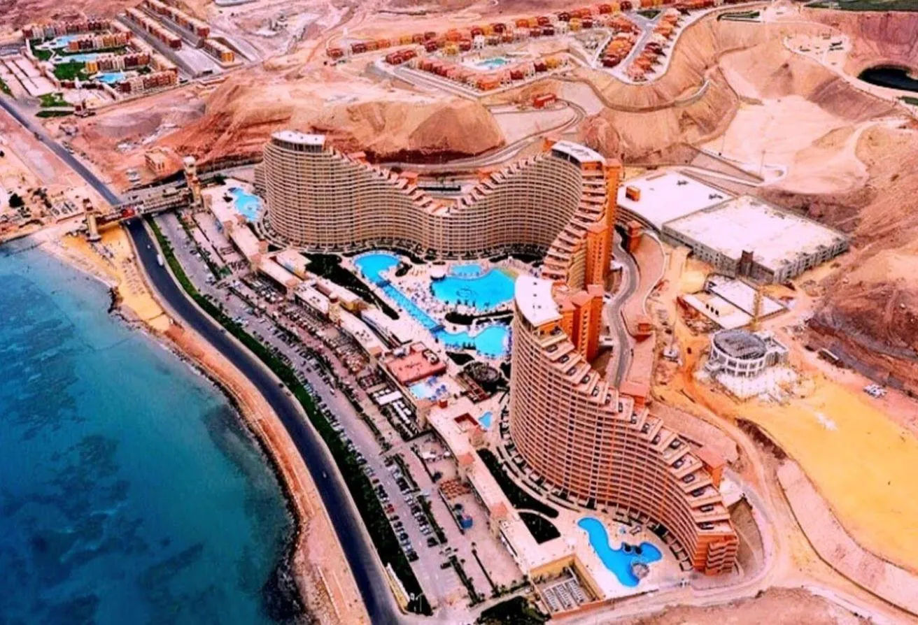 Sale in Waterfront: شاليه مميز جدا للبيع مفروش في ووتر فرونت السخنه