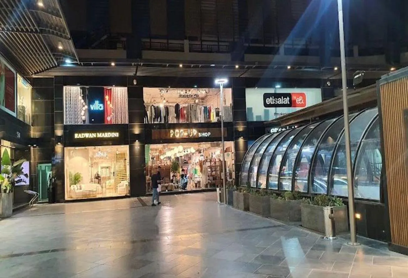 Sale in Downtown: محل للاستثمار في مول Down Town علي التسعين مباشرة