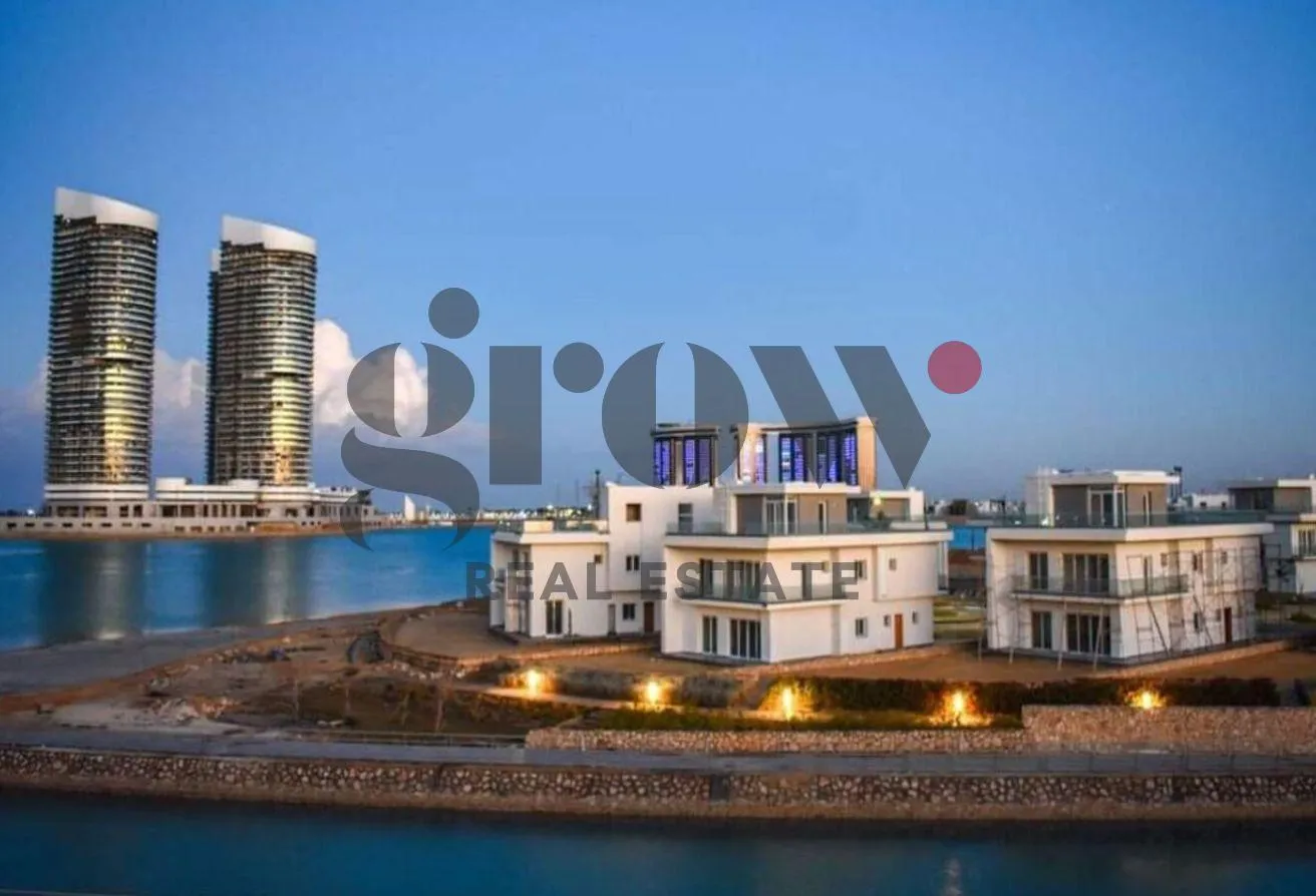 البيع في مازيرين: فيلا علي البحر في مزارين العلمين الجديدة فورى 